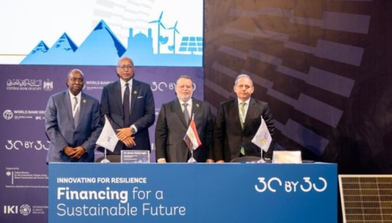 جانب من التوقيع