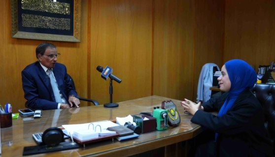 الدكتور مصطفى عبد الجواد رئيس مجلس المحاصيل السكرية مع محررة «إيجي إن»