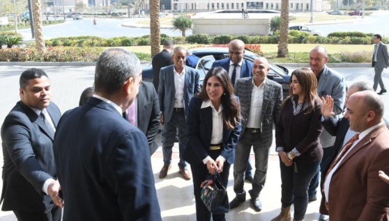 وزيرة الإسكان تصل ديوان عام الوزارة وتؤكد اعتزازها بثقة القيادة السياسية