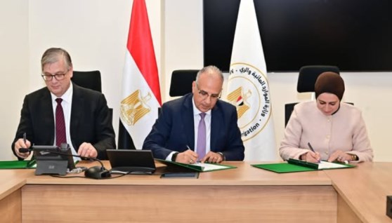 جانب من توقيع الاتفاقية