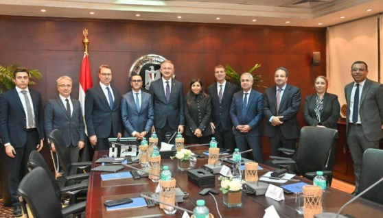 وزير الاستثمار مع مسؤولي مجموعة إكزاشيباشي