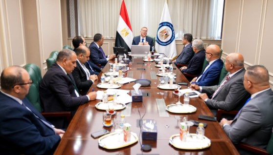 اجتماعًا مع عدد من مسؤولي شركات البترول العالمية