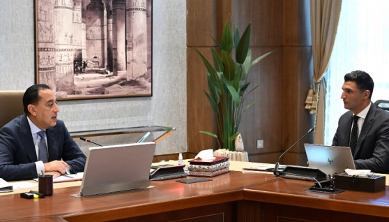 رئيس الوزراء مع وزير الصناعة