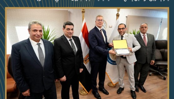 جانب من تكريم وزير البترول لفريق العمل القائم على تطوير وتوطين إنتاج المادة محليًا