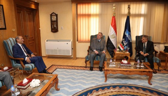 جانب من لقاء رئيس قناة السويس ورئيس المحكمة الدستورية العليا