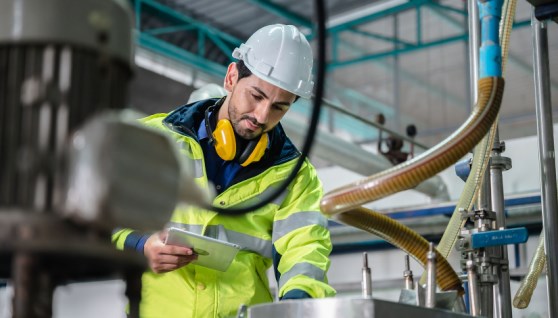 عامل بالقطاع الصناعي