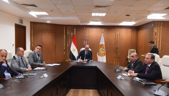 اجتماع ممثلي مجموعة من كبرى شركات صناعة الملابس الجاهزة