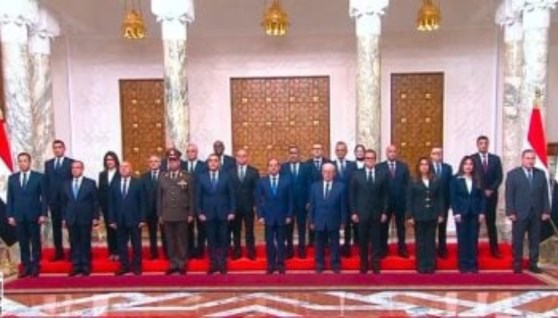 الرئيس السيسي مع التشكيل الوزاري الجديد 