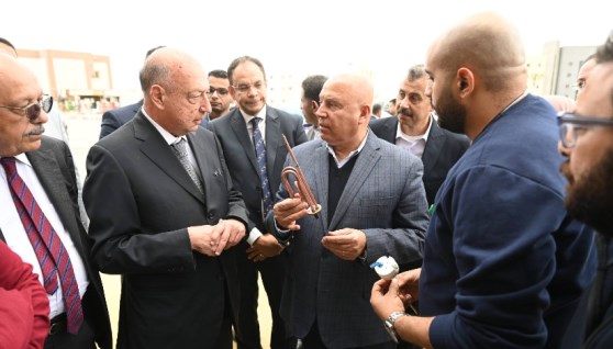  الفريق مهندس كامل الوزير خلال جولته بمصانع العاشر من رمضان