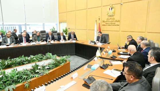 جانب من اجتماع وزير الاسكان