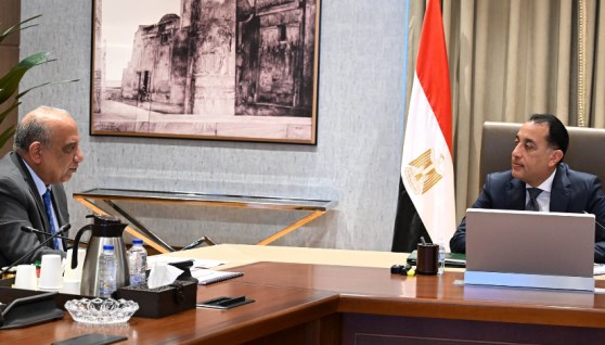 رئيس الوزراء خلال اجتماعه مع وزير الكهرباء