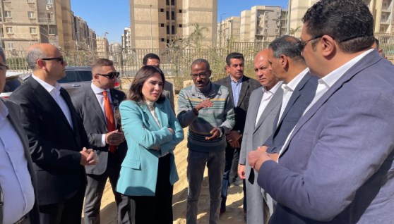 المهندسة راندة المنشاوي خلال جولتها لمدينة القاهرة الجديدة