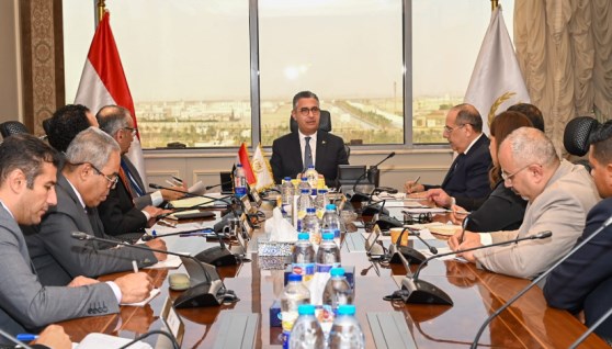 وزير التموين خلال اجتماعه اليوم