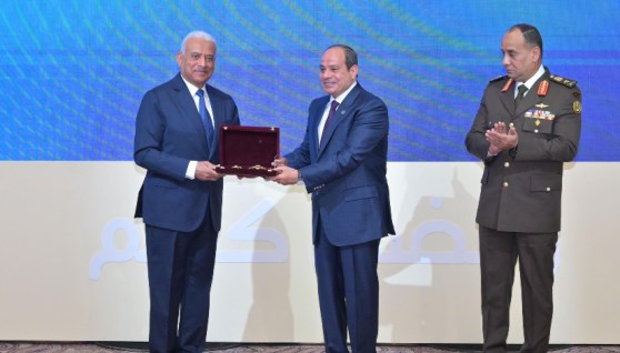 الرئيس عبد الفتاح السيسي، يكرم الفريق أول عبد المجيد صقر، وزير الدفاع السابق