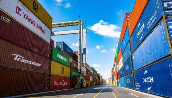 مشروع ساحات انتظار متطورة ومنظومة لإعادة توجيه الشاحنات