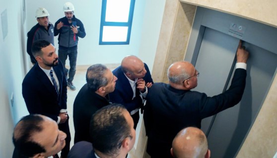 رئيس العربية للتصنيع في مصنع المصاعد 