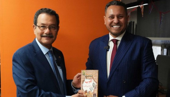 الدكتور أحمد درويش وزير التنمية الإدارية خلال زيارته موقع "إيجي إن"