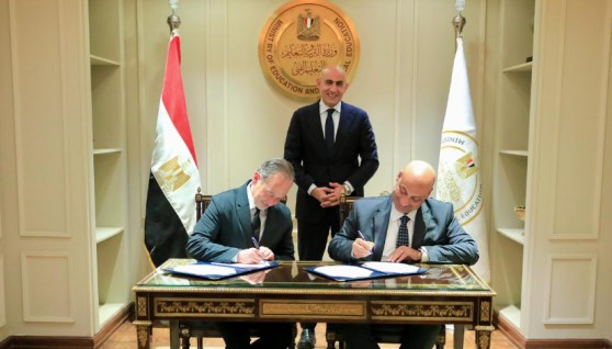 جانب من التوقيع