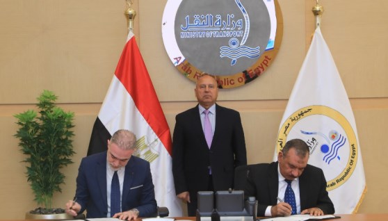 جانب من التوقيع