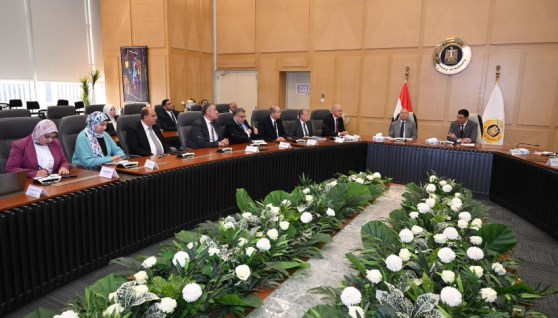 المهندس خالد هاشم وزير الصناعة خلال الاجتماع مع محافظ الاقهرة واتحاد الصناعات المصرية 