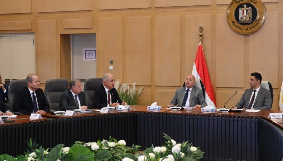 خلال اجتماع خالد هاشم وزير الصناعة 