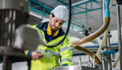 عامل بالقطاع الصناعي