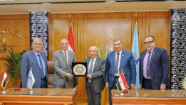 جانب من التوقيع