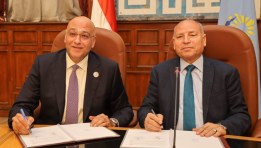 جانب من التوقيع