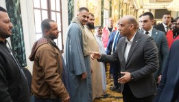 وزير العمل مع العمال أثناء الجولة