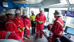 وزير البترول خلال تفقده لحقل غرب مينا