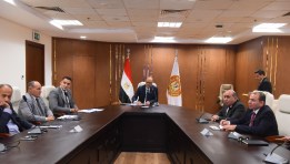 اجتماع ممثلي مجموعة من كبرى شركات صناعة الملابس الجاهزة