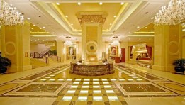 الممر الذهبي لفندق "جراند إمبيرور"