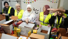 جانب من مشاركة صحفيو إيجي إن في تعبئة كراتين حملة «رمضانكم مصري» لمؤسسة المصري للتنمية والتعليم