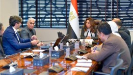 الدكتورة منال عوض وزيرة التنمية المحلية والبيئة مع فريق عمل شركة "كلين كربون"