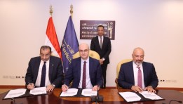 جانب من التوقيع