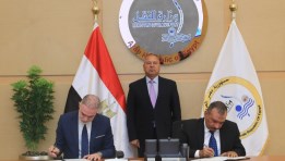 جانب من التوقيع