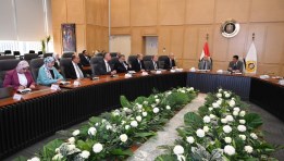 المهندس خالد هاشم وزير الصناعة خلال الاجتماع مع محافظ الاقهرة واتحاد الصناعات المصرية 