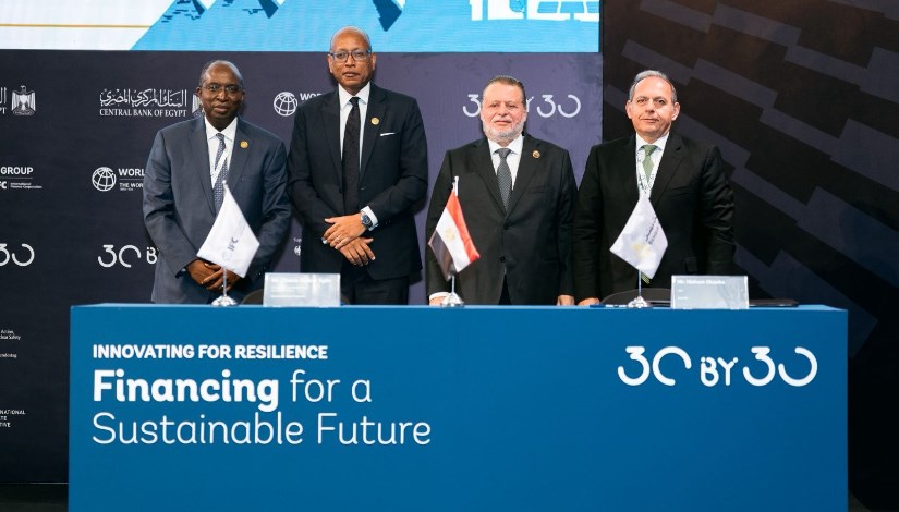 جانب من التوقيع