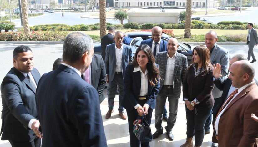 وزيرة الإسكان تصل ديوان عام الوزارة وتؤكد اعتزازها بثقة القيادة السياسية