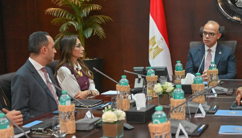 وزير الاستثمار مع قيادات نيسان