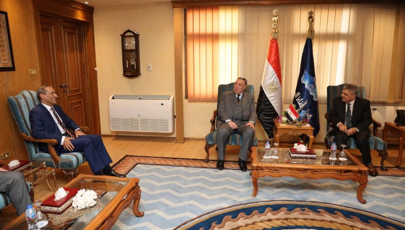 جانب من لقاء رئيس قناة السويس ورئيس المحكمة الدستورية العليا