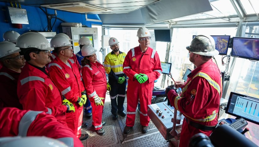 وزير البترول خلال تفقده لحقل غرب مينا