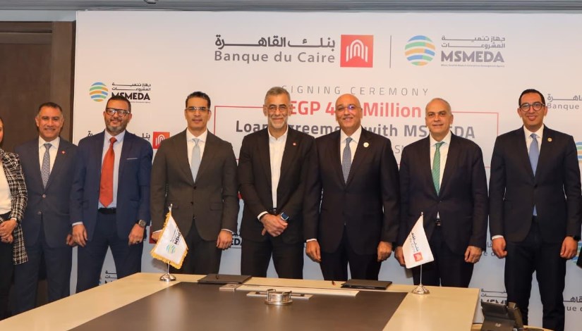 جانب من تقوقيع العقد 