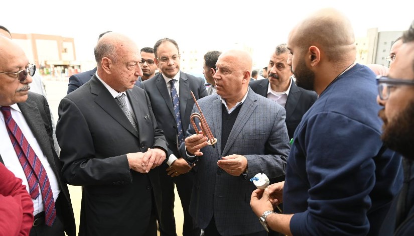  الفريق مهندس كامل الوزير خلال جولته بمصانع العاشر من رمضان