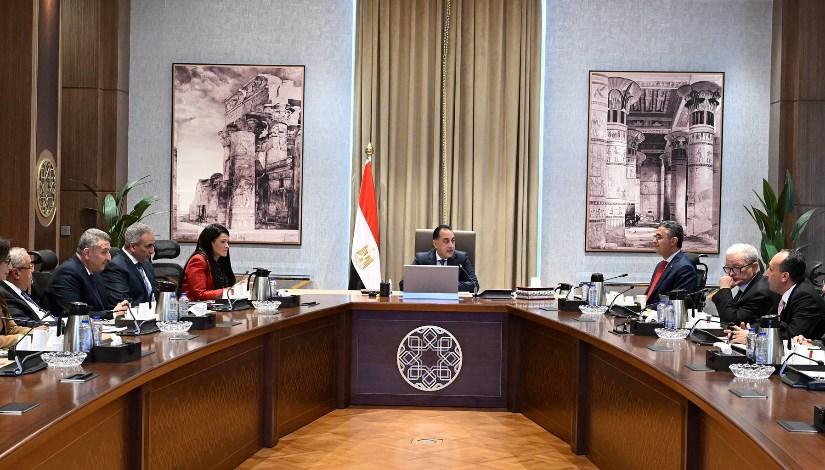 جانب من اجتماع رئيس الوزراء