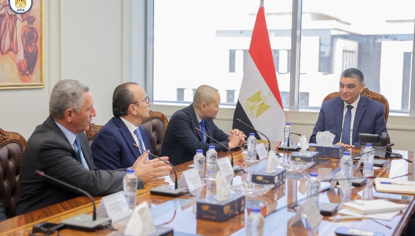 الدكتور هشام ستيت خلال اجتماعه مع مسؤولي شركة كونيكا مينولتا اليابانية 