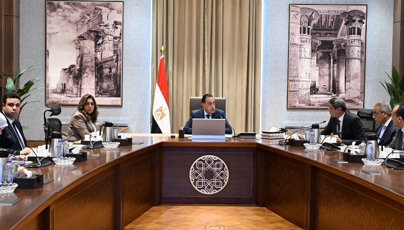 رئيس الوزراء خلال اجتماعه لمتابعة الموقف التنفيذي للمشروعات التنموية والخدمية بمحافظة السويس