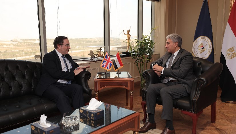 وزير السياحة والآثار مع سفير المملكة المتحدة لدى مصر