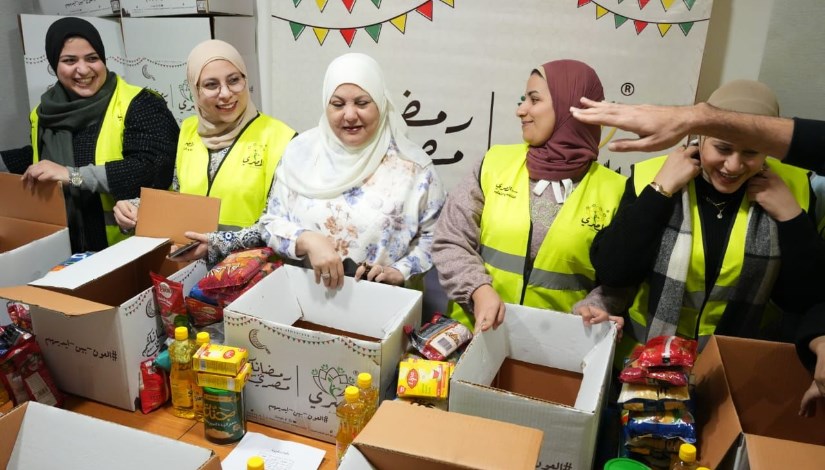 جانب من مشاركة صحفيو إيجي إن في تعبئة كراتين حملة «رمضانكم مصري» لمؤسسة المصري للتنمية والتعليم