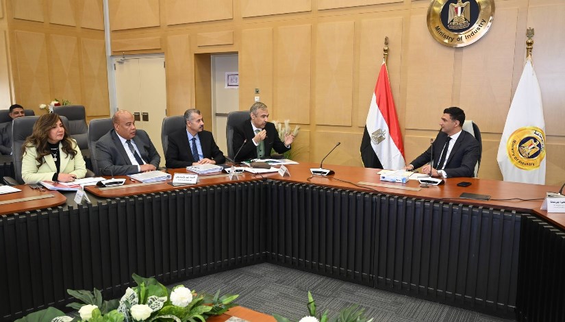 المهندس خالد هاشم خلال اجتماع مجلس إدارة مركز تحديث الصناعة